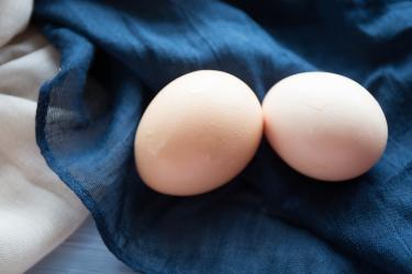 水煮蛋容易裂是什么原因