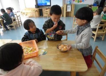 小班科学酸酸甜甜的橘子教案2