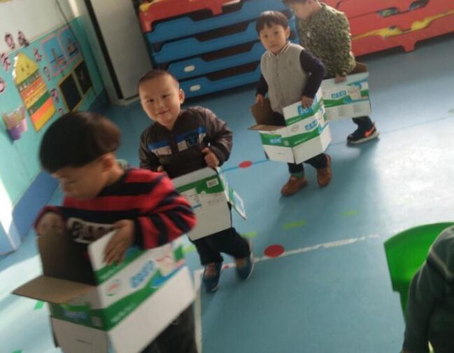 小班健康小刺猬运纸箱教案1