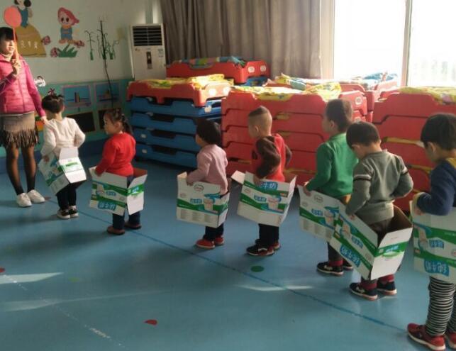 小班健康小刺猬运纸箱教案3