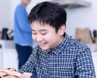 孩子爱玩手机家长如何引导