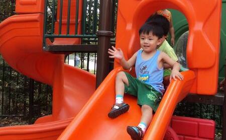 幼儿园小班安全滑滑梯教案2