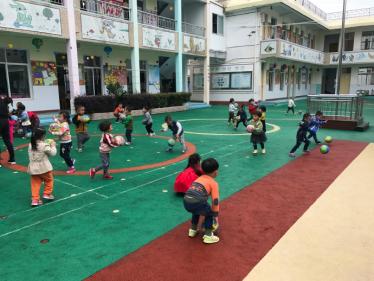 中班体育原地抛接球教案1