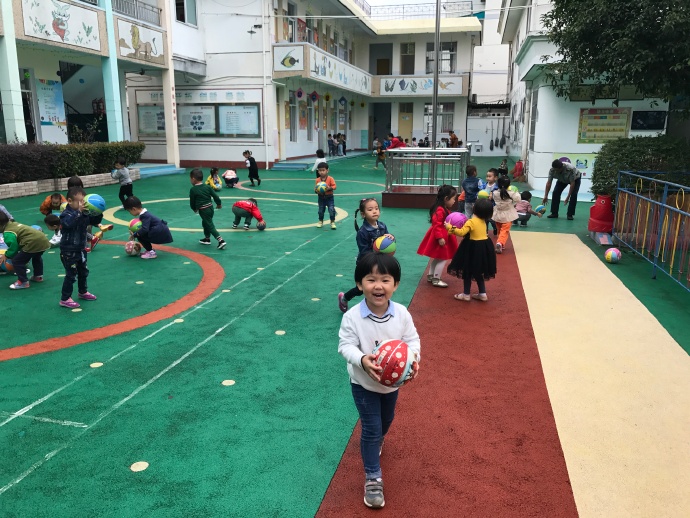 中班体育原地抛接球教案2