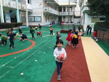 中班体育原地抛接球教案2
