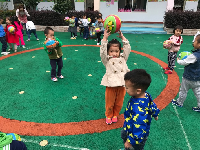 中班体育原地抛接球教案3