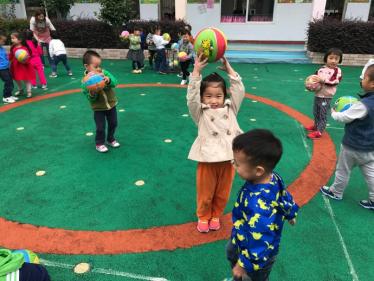 中班体育原地抛接球教案3