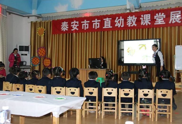 幼儿园雪地里的小画家语言教案1