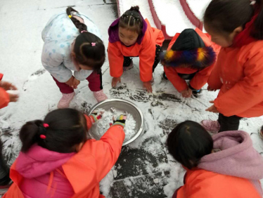 幼儿园雪地里的小画家语言教案3