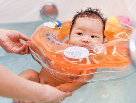 婴儿到底适不适合游泳 婴儿游泳有什么好处和坏处