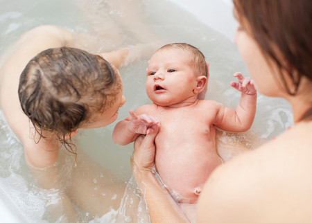 新生儿洗头可以用洗发水吗