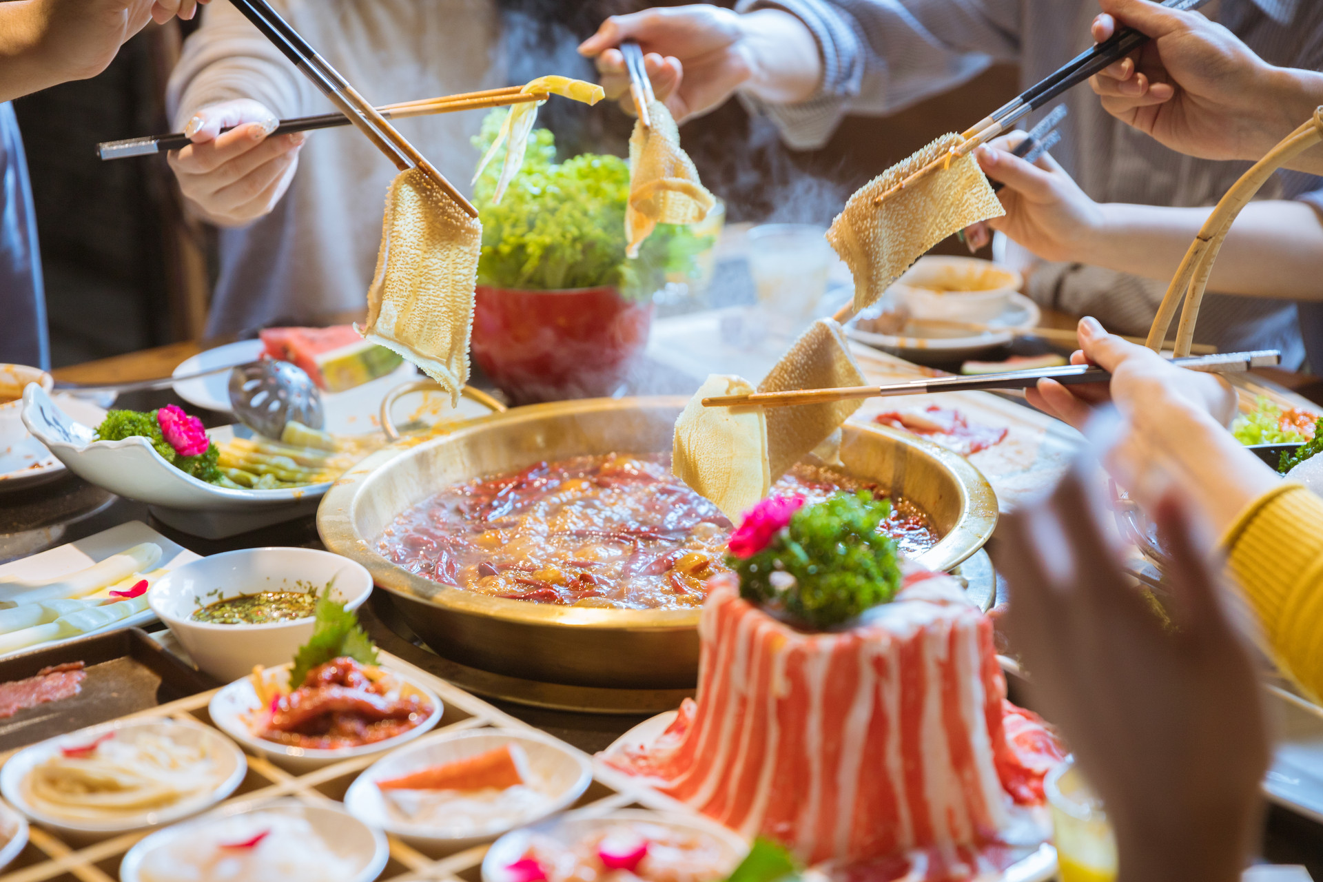 不管是冷天还是热天，火锅似乎都特别受欢迎，吃火锅一定要搭配饮料，也可以配点小酒，对大部分人而言，喝饮料是必不可少的，那吃火锅时配什么饮料合适呢?