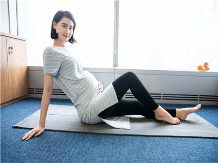 孕妇怎么坐瑜伽球有助于顺产