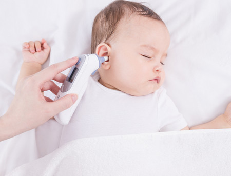 婴儿测体温用耳温枪还是额温枪