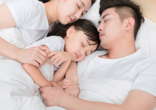 小孩睡中间会影响夫妻感情吗 小孩子和父母睡一床好吗
