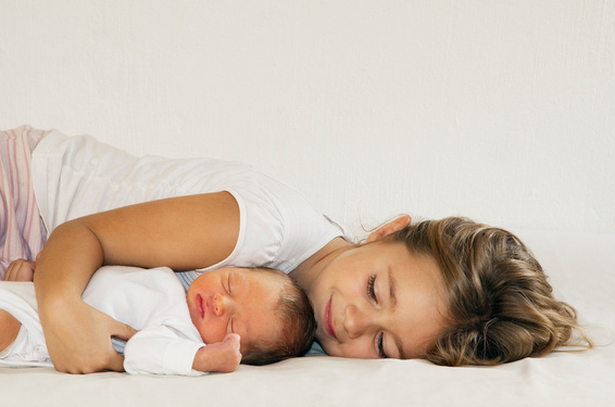 小孩睡中间会影响夫妻感情吗 小孩子和父母睡一床好吗