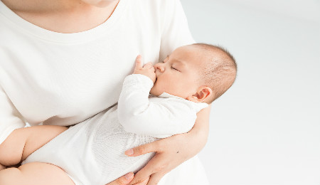 宝宝吸不到奶，还长小白点该怎么办？