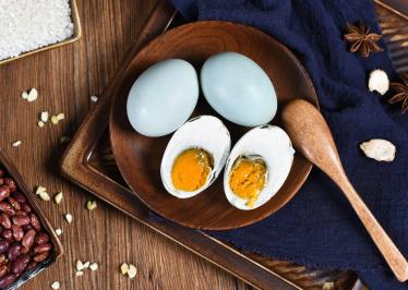 怎样判断咸鸭蛋是好的坏的
