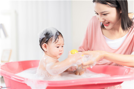 婴儿洗澡水温度一般多少度 宝宝洗澡用多少度的水
