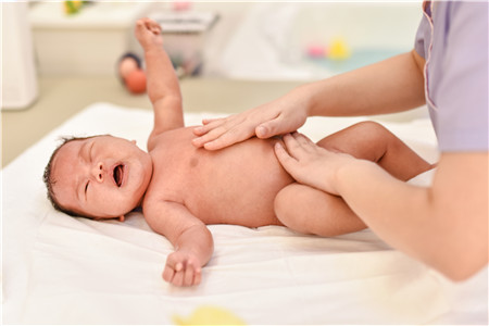宝宝攒肚子有哪些征兆 若有这3个表现说明进入了攒肚期