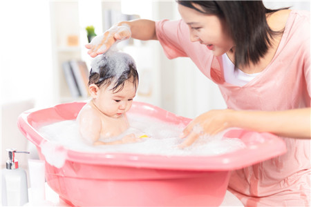 宝宝洗澡水太热的危害是什么