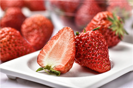 大人咳嗽能不能吃草莓