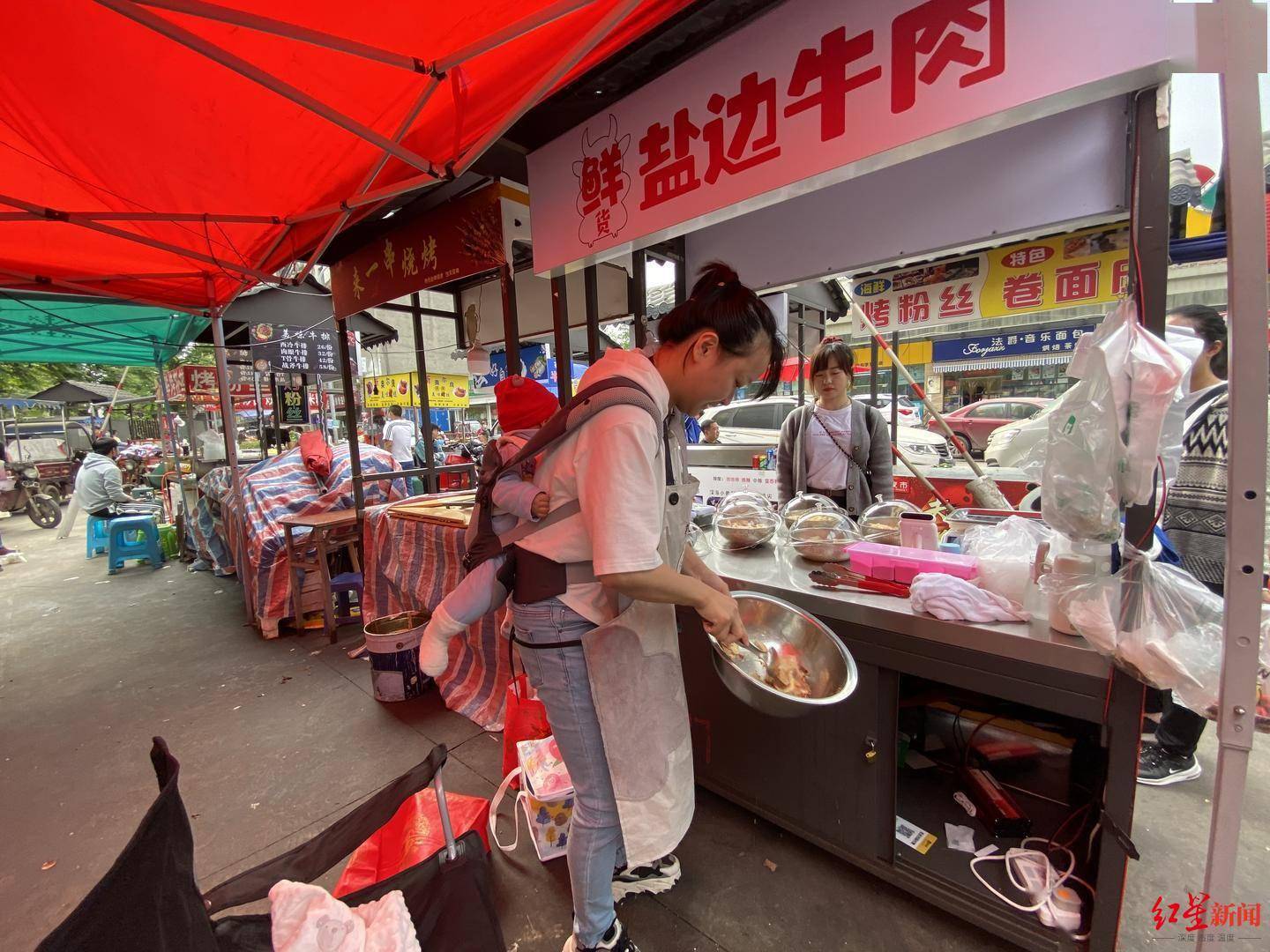 夜市中怀抱奶娃出摊成都牛肉西施获网友点赞