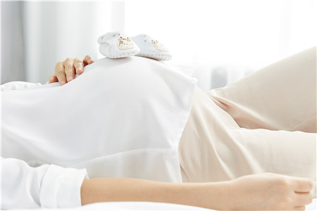 孕妇摸肚子对胎儿好吗