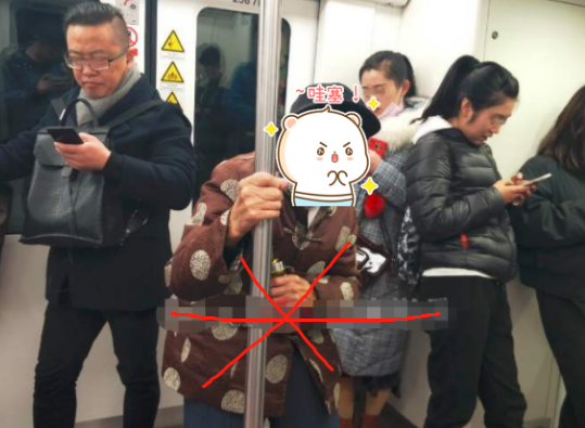 地铁当众哺乳，95后妈妈被骂“不知羞耻”，陌生男人做法很解气