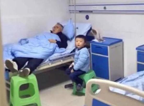 爺爺陪孫子輸液，自己卻躺在孩子的病床酣睡，網友：孩子一臉懵