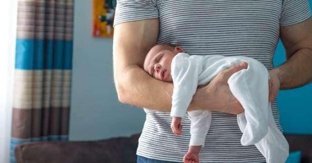 为啥宝宝偏爱竖抱，一横抱就止不住地哭闹？背后的原因是这样的