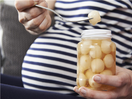 孕晚期吃桂圓能催產嗎 孕晚期吃什么可以催產