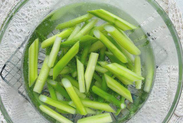 炒芦笋怎么做好吃 多加2步颜色翠绿口感脆爽营养不流失