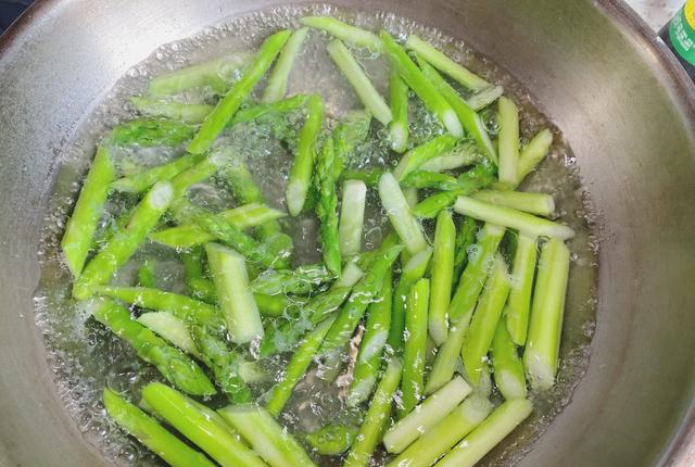 炒芦笋怎么做好吃 多加2步颜色翠绿口感脆爽营养不流失