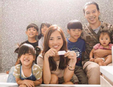 台湾网红陈佩芬十年抱六娃，夫妻不曾避孕，普通人：二胎都难养
