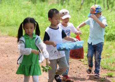 生娃生上“瘾”，宝妈13年生7个娃，孩子们完美继承妈妈基因