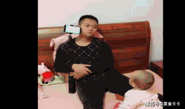 爸爸陪宝宝看电视，发现不对劲，走近一看，真是心机boy