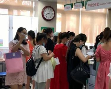孕妇大着肚子排队产检，丈夫在椅子上玩手机，画面让人“唏嘘”