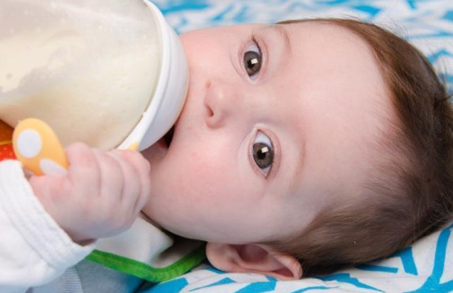 新生儿准备几个奶瓶合适？与养育方式有关，不够用妈妈抱怨