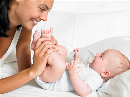 婴儿白斑病怎么引起的 宝宝白斑病是怎么回事
