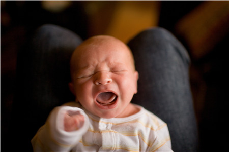 婴儿为何突然一惊 宝宝为什么突然受惊