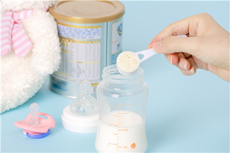 新生兒一個月吃多少罐奶粉 喂養方式覺得奶粉數量