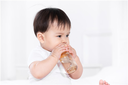 八个月宝宝受凉呕吐怎么办 这几个小方法帮助止吐