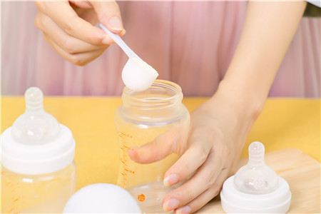 奶粉泡浓了对宝宝有什么影响 奶粉冲泡过浓有哪些危害