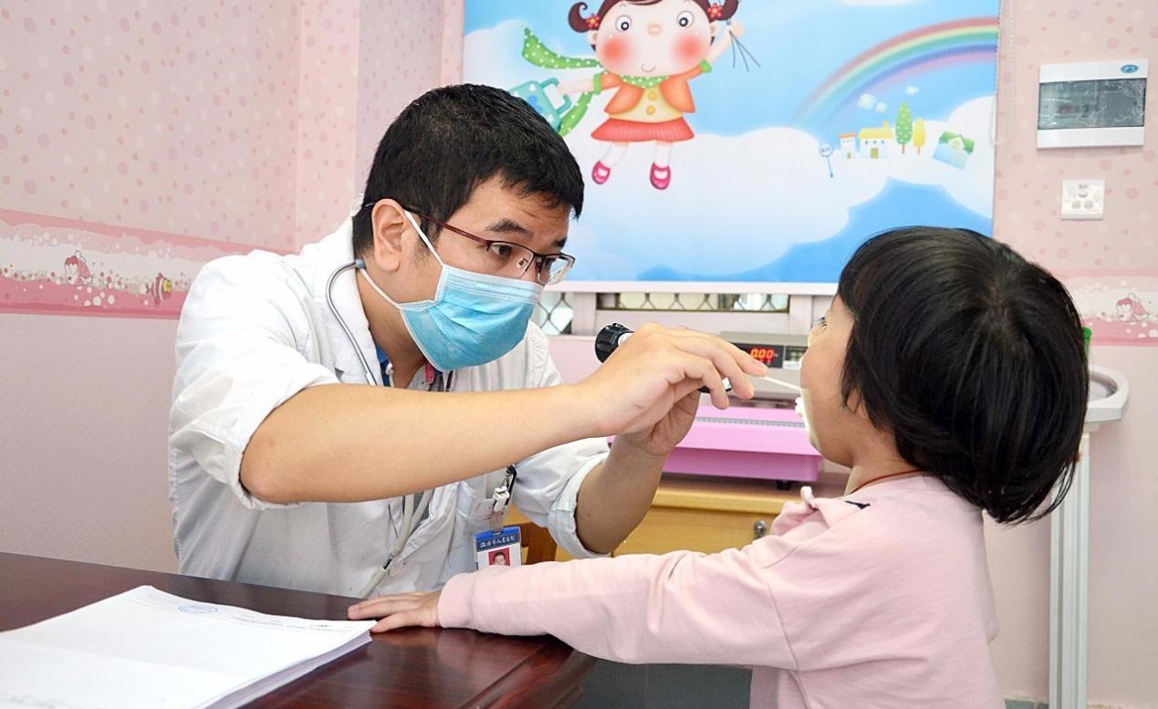 儿子高烧医院排队800多号宝妈直接投诉医生无知害了自己