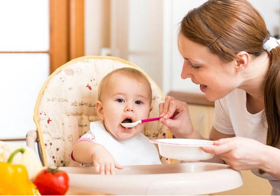 婴儿餐椅     让宝宝自己学会吃饭
