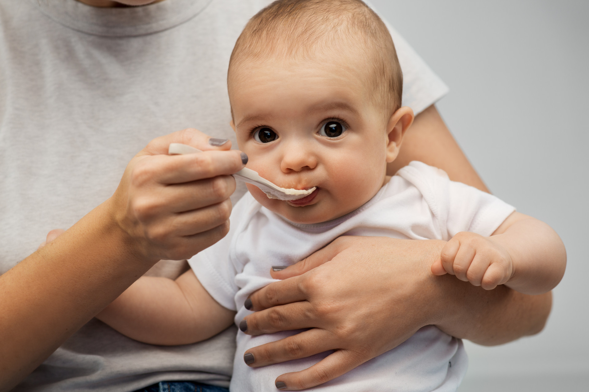 寶寶斷奶期間喝奶粉吐奶怎么回事