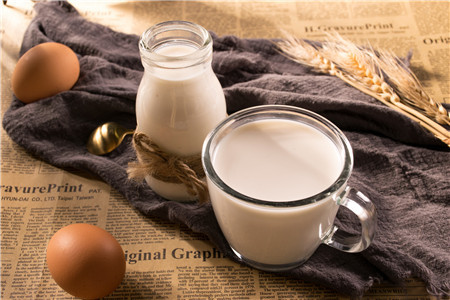 小孩咳嗽可以吃雞蛋喝牛奶嗎