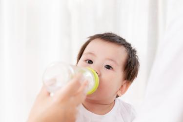 1岁多宝宝喝奶用奶嘴还是吸管
