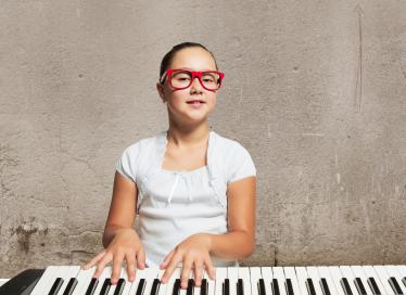 小孩子学钢琴一年大概多少钱